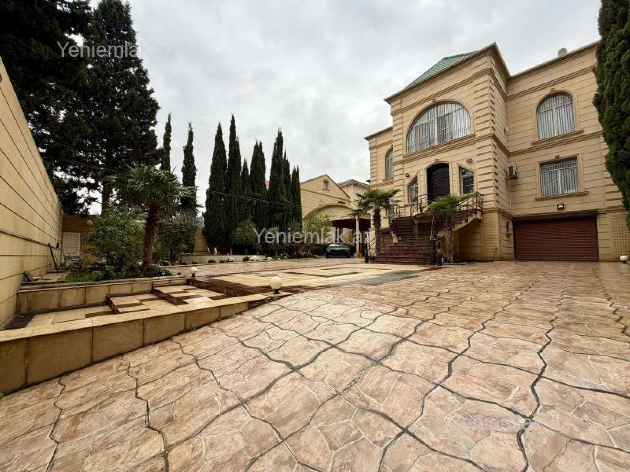 Satılır 9 otaqlı həyət evi 360 m²