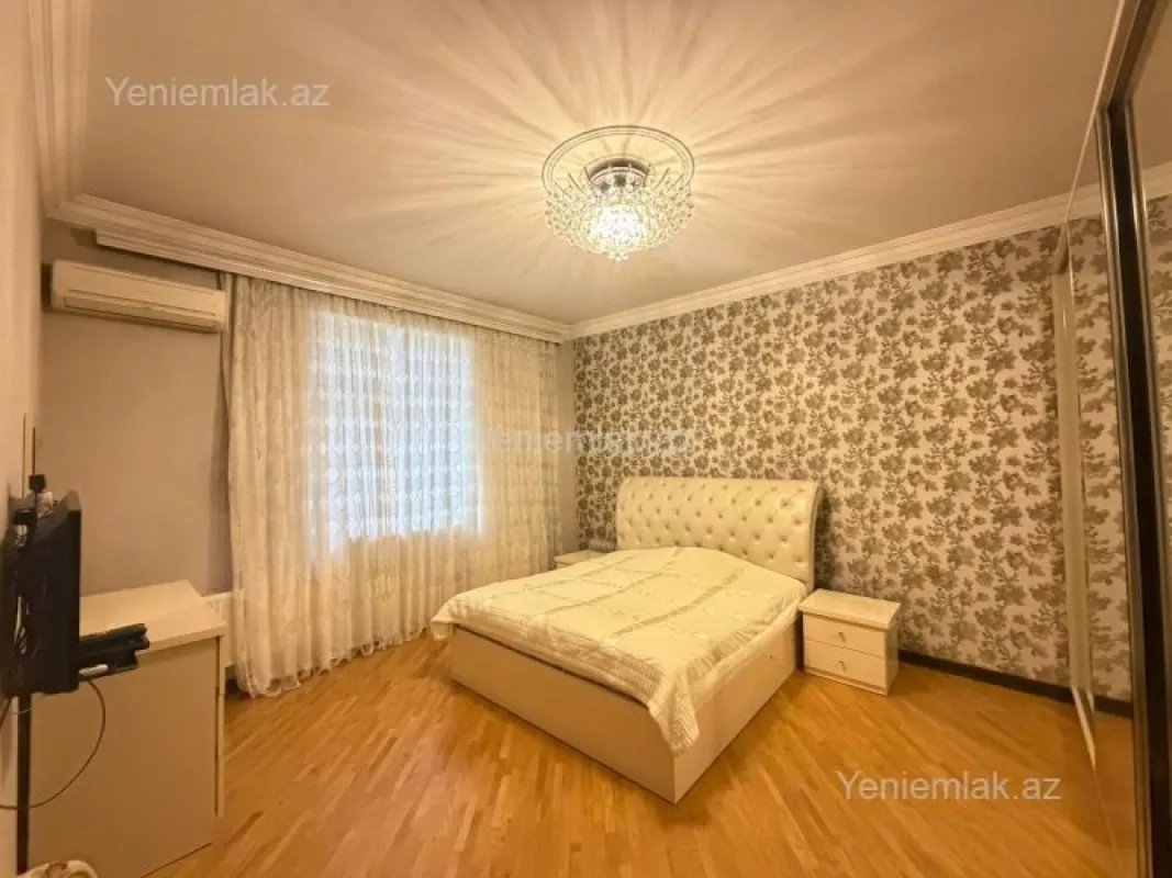 Satılır 9 otaqlı həyət evi 360 m²