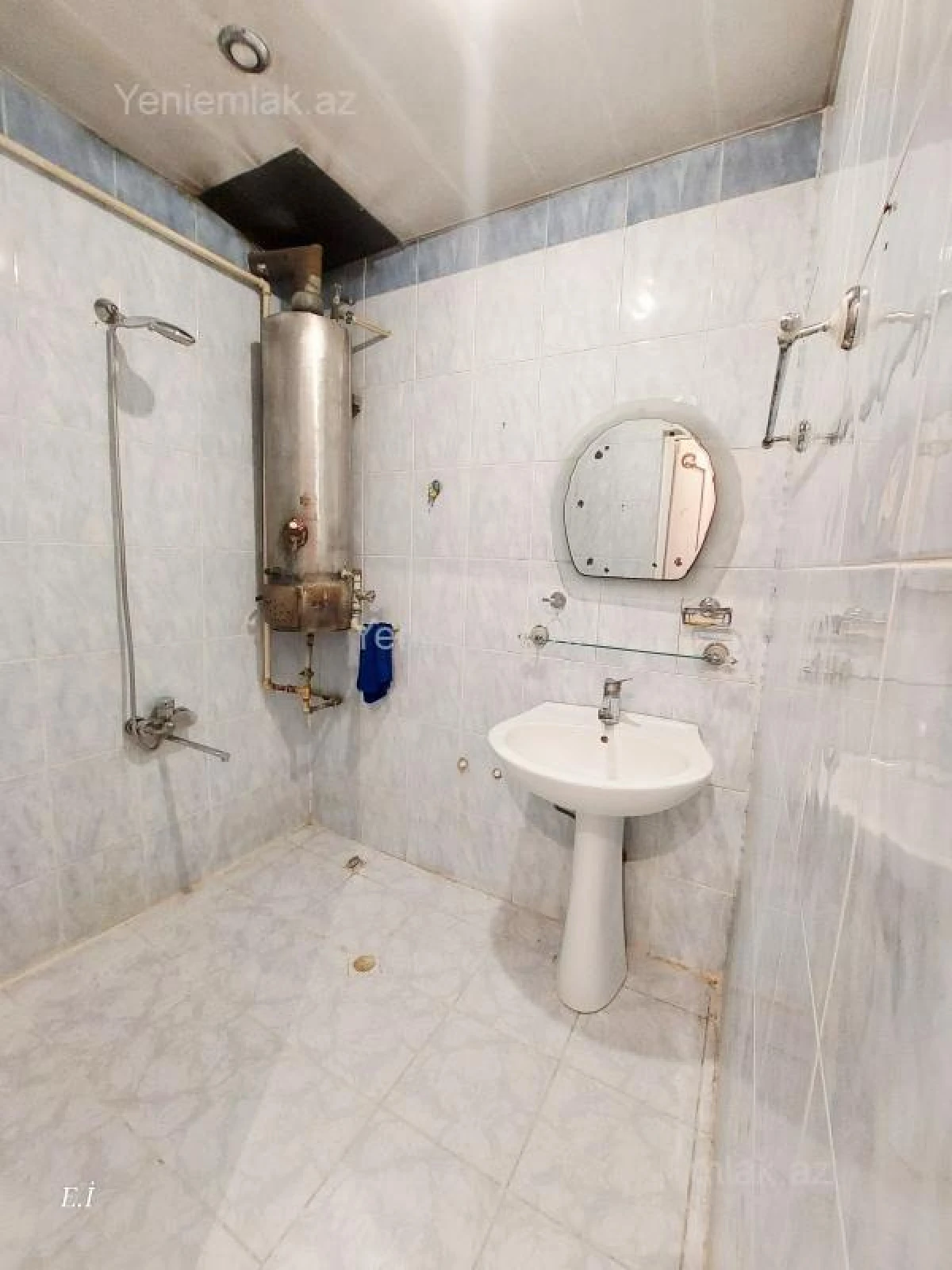 Satılır 3 otaqlı köhnə tikili 75 m²