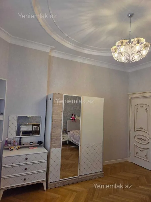 Satılır 7 otaqlı həyət evi 480 m²