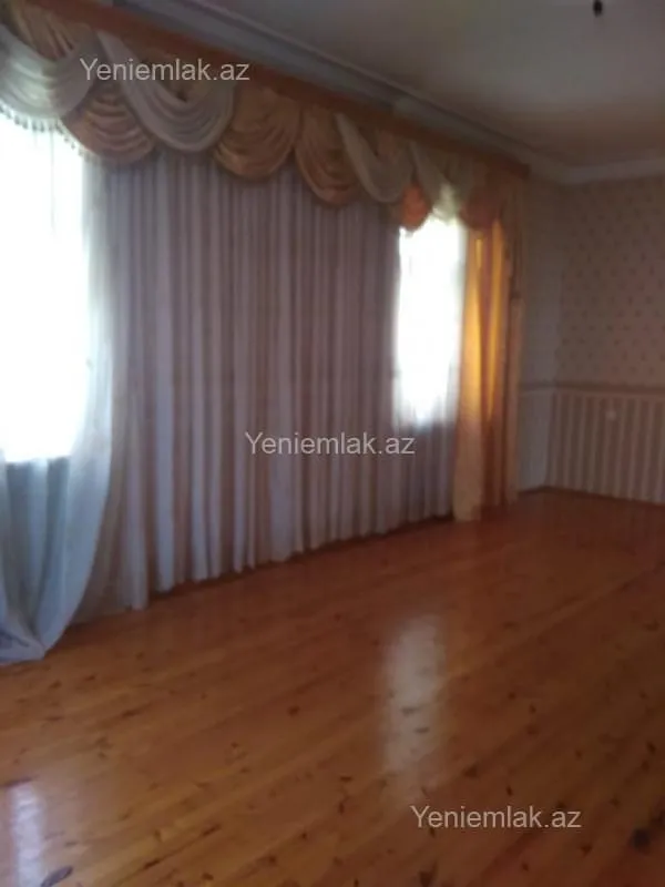Satılır 5 otaqlı həyət evi 240 m²