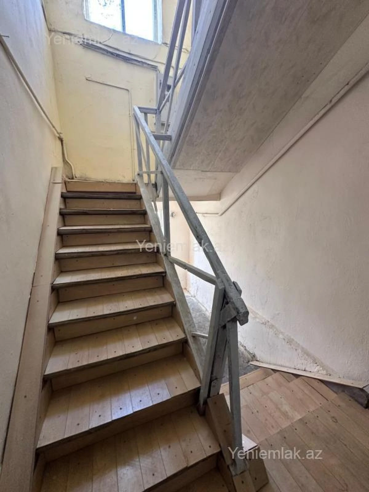 Satılır 2 otaqlı köhnə tikili 75 m²