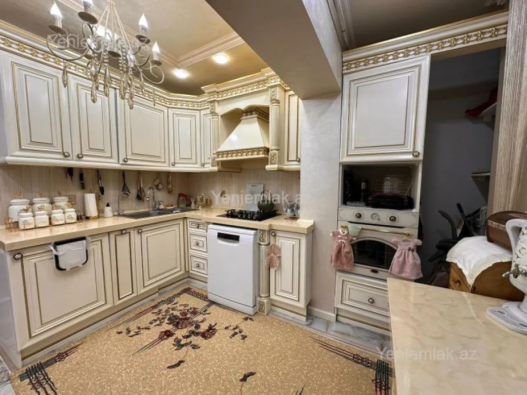 Satılır 5 otaqlı köhnə tikili 130 m²