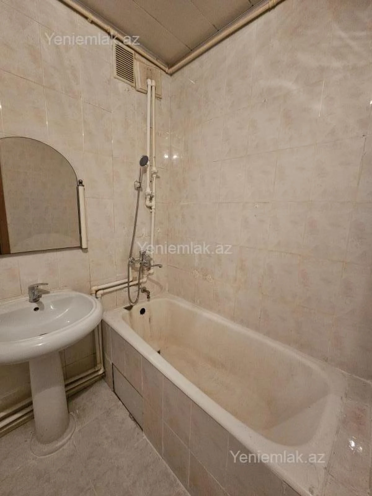 Satılır 2 otaqlı köhnə tikili 56 m²