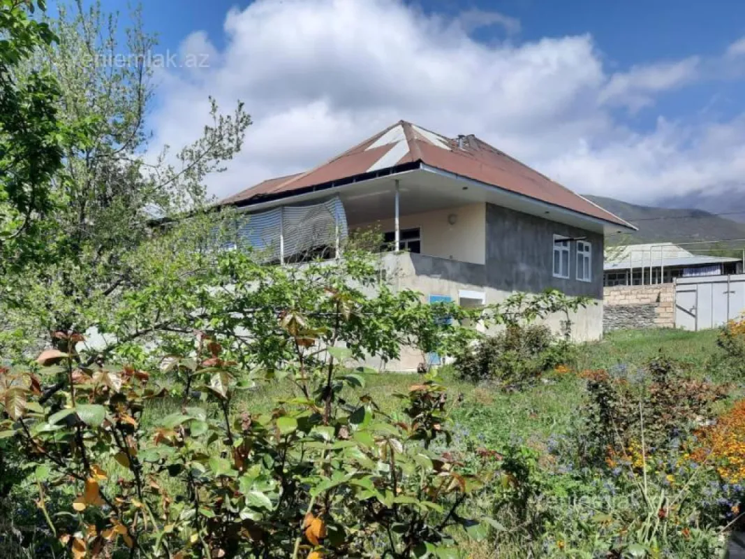 Satılır 4 otaqlı həyət evi 500 m²