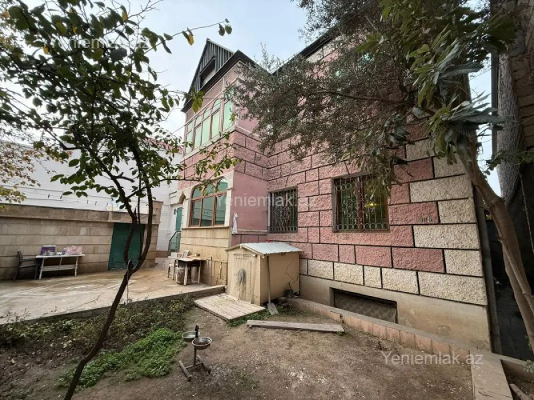 Satılır 8 otaqlı həyət evi 450 m²