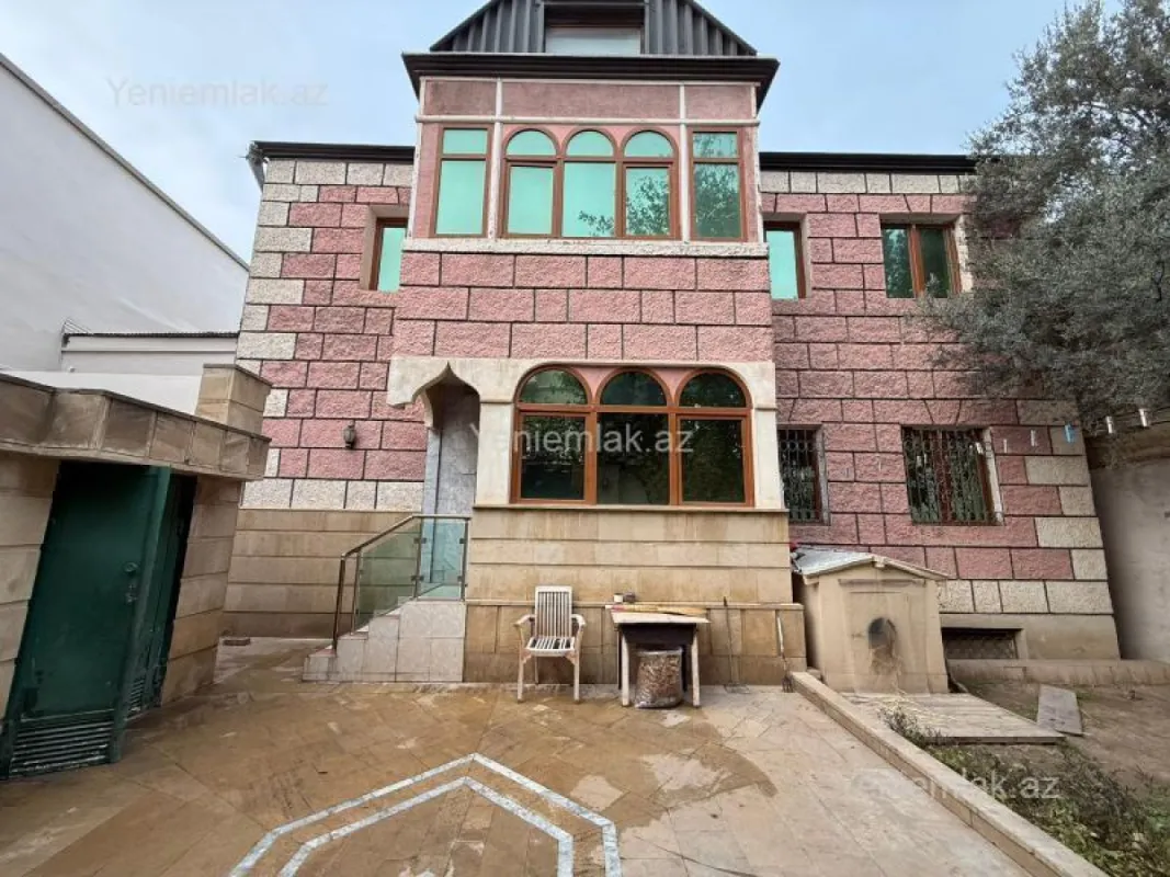 Satılır 8 otaqlı həyət evi 450 m²
