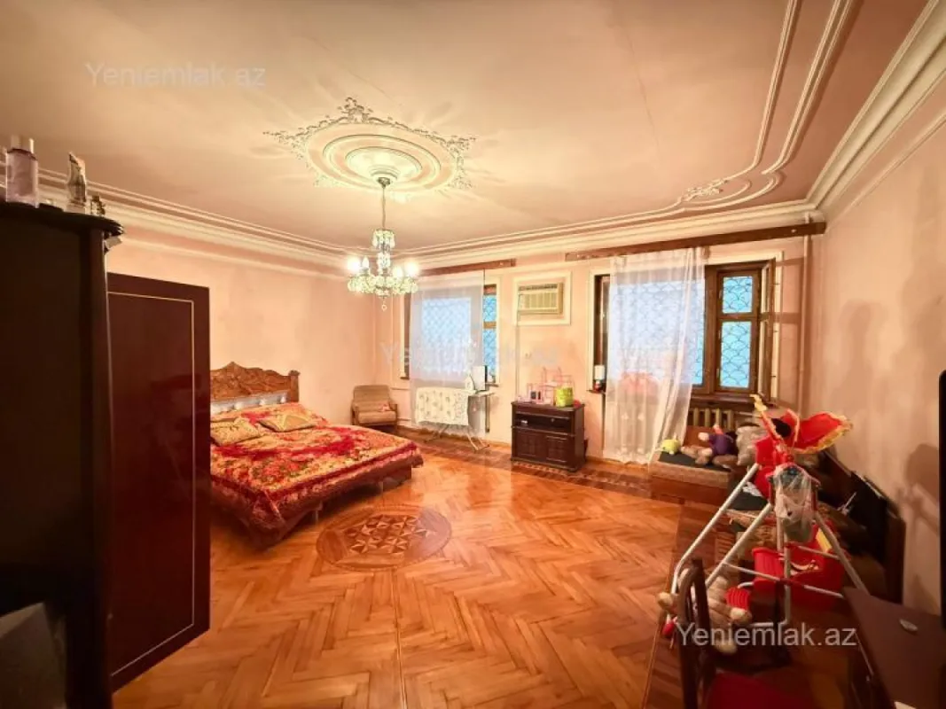 Satılır 8 otaqlı həyət evi 450 m²