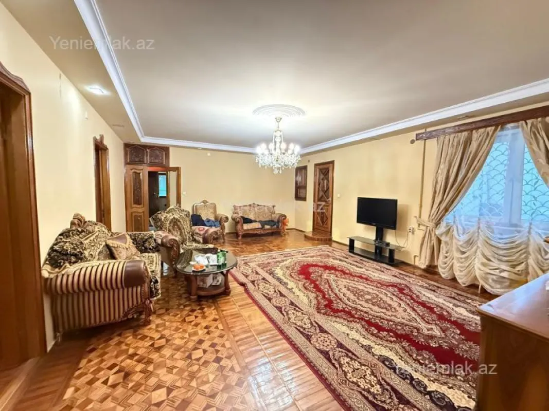 Satılır 8 otaqlı həyət evi 450 m²