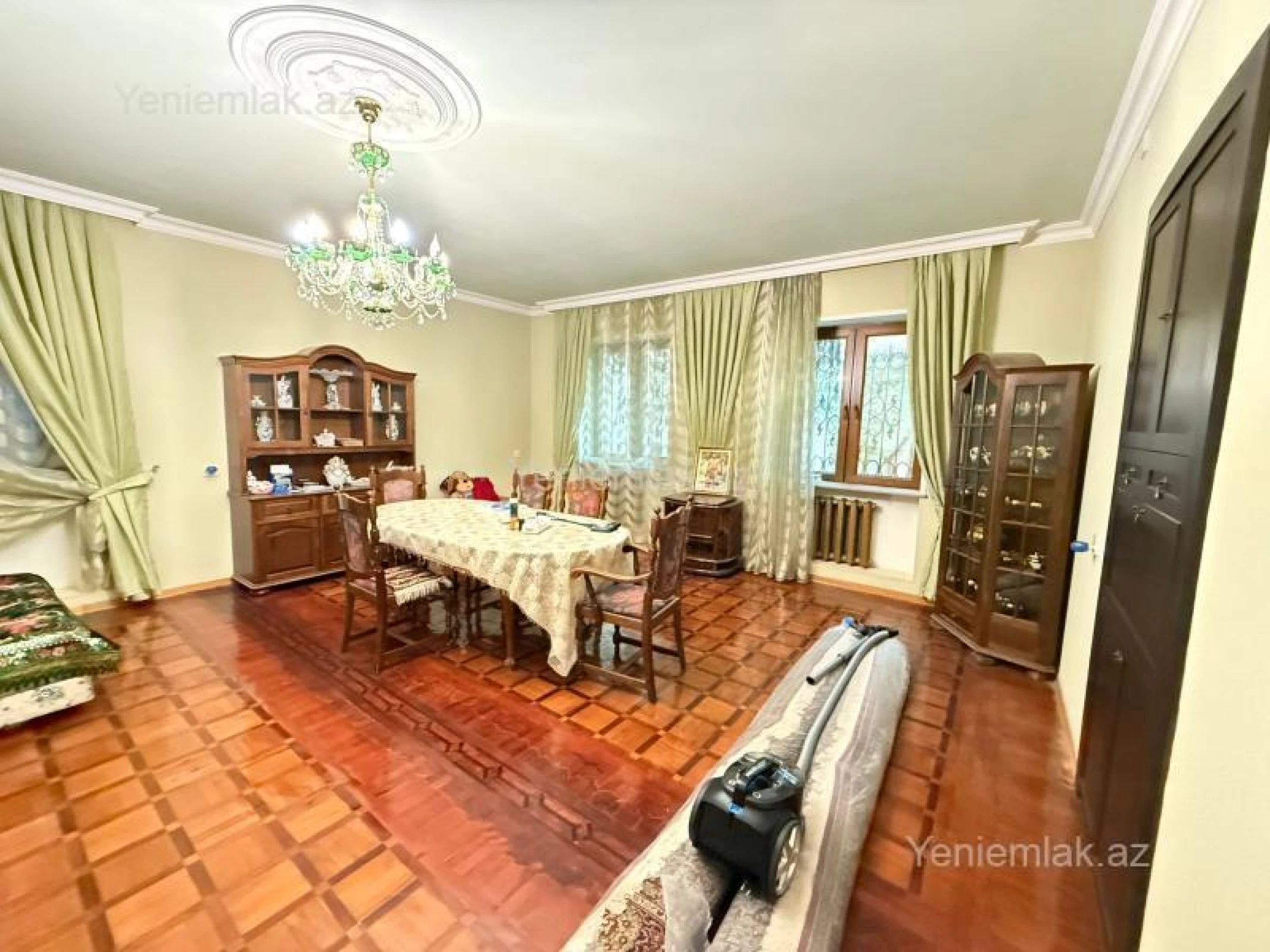 Satılır 8 otaqlı həyət evi 450 m²