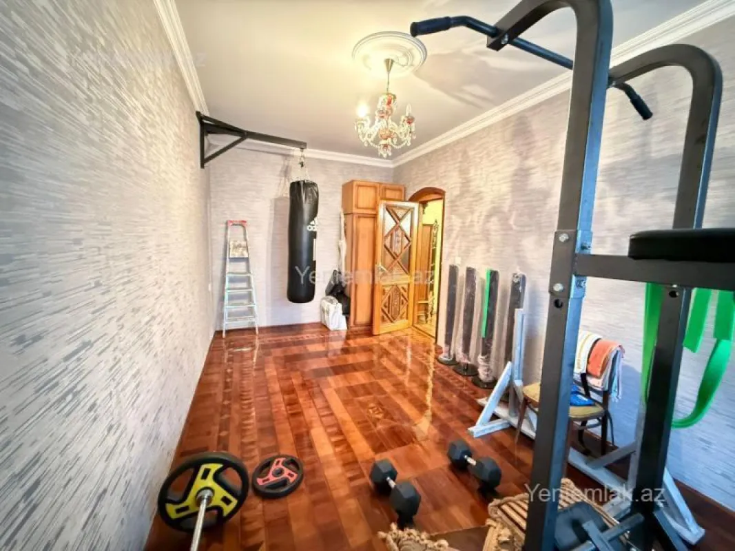 Satılır 8 otaqlı həyət evi 450 m²