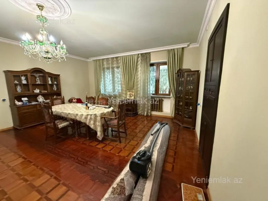 Satılır 8 otaqlı həyət evi 450 m²