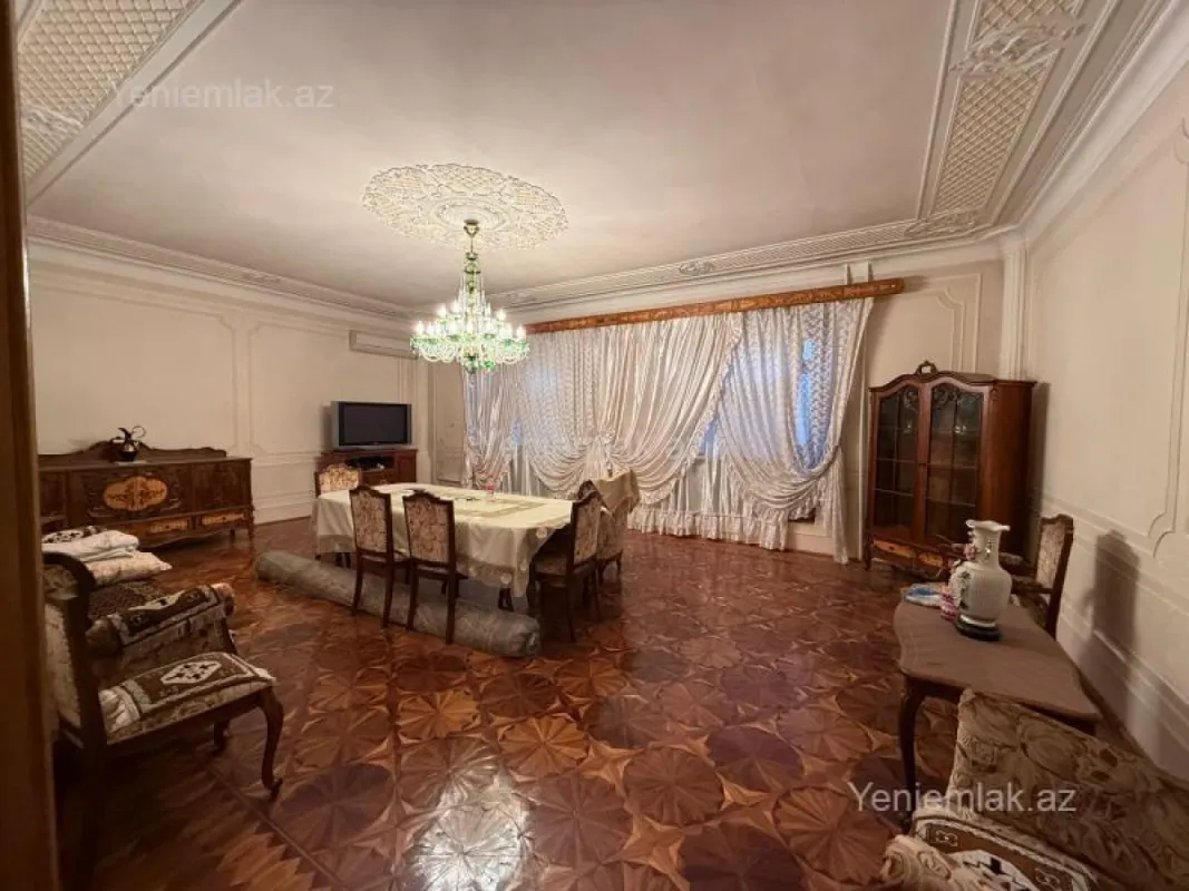 Satılır 8 otaqlı həyət evi 450 m²