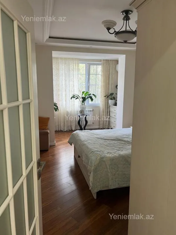 Satılır 4 otaqlı köhnə tikili 100 m²