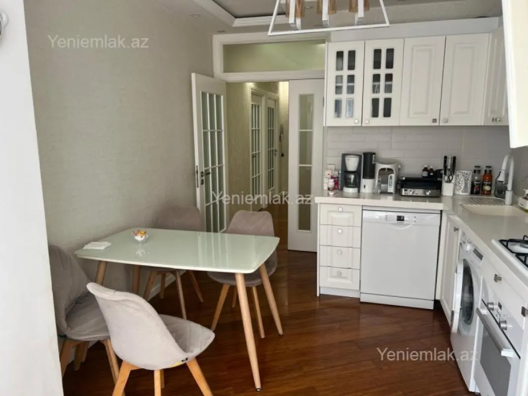 Satılır 4 otaqlı köhnə tikili 100 m²