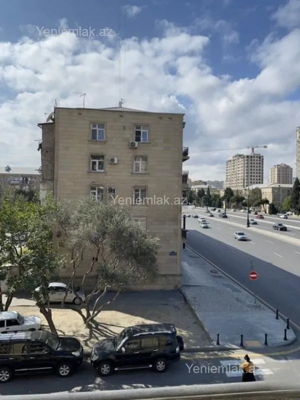 Satılır 3 otaqlı köhnə tikili 90 m²
