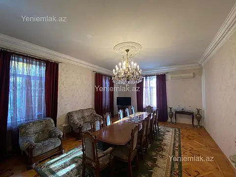 Satılır 9 otaqlı həyət evi 435 m²