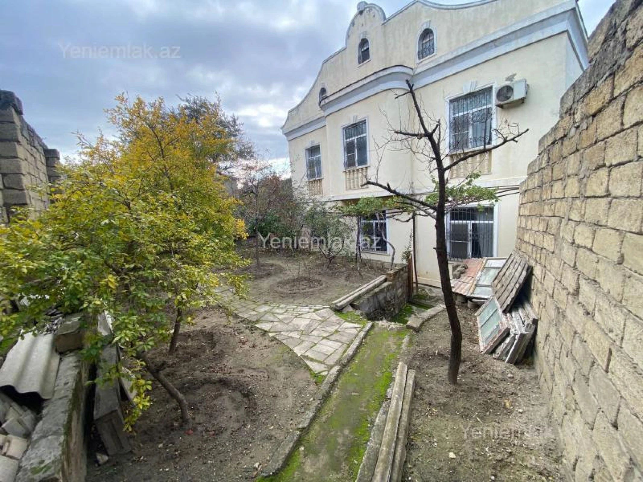 Satılır 9 otaqlı həyət evi 435 m²
