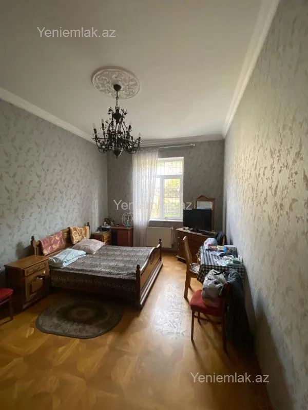 Satılır 9 otaqlı həyət evi 435 m²