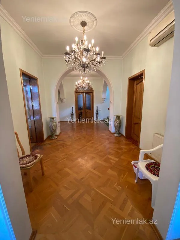 Satılır 9 otaqlı həyət evi 435 m²