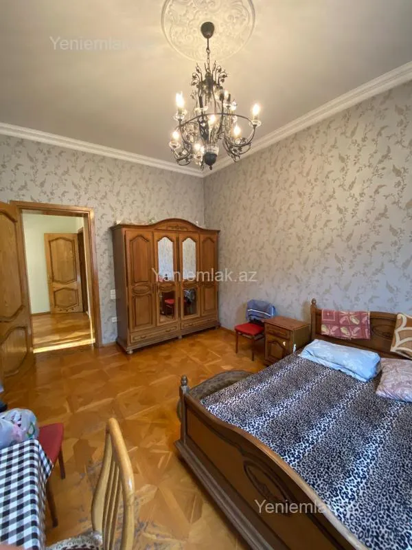 Satılır 9 otaqlı həyət evi 435 m²