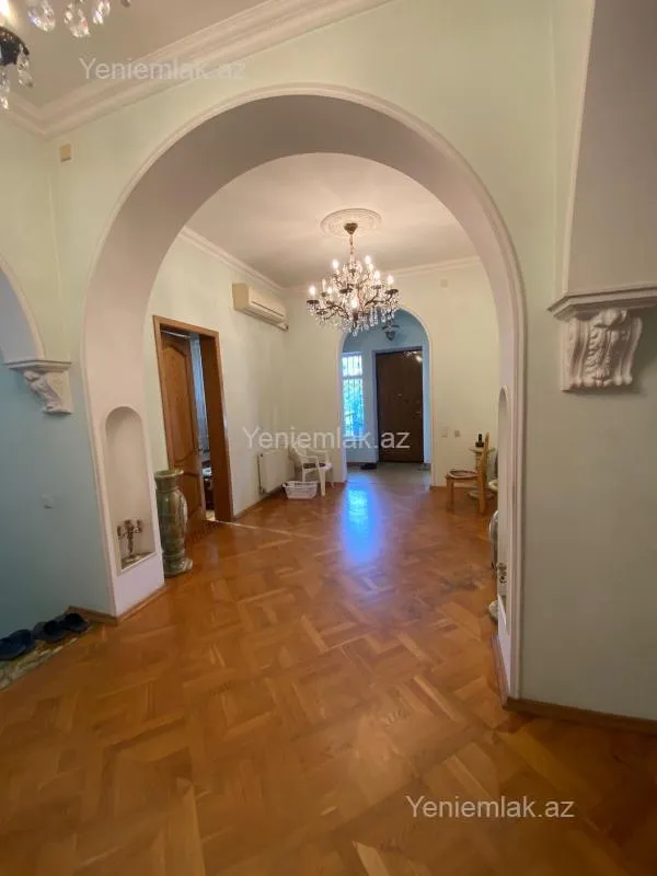 Satılır 9 otaqlı həyət evi 435 m²