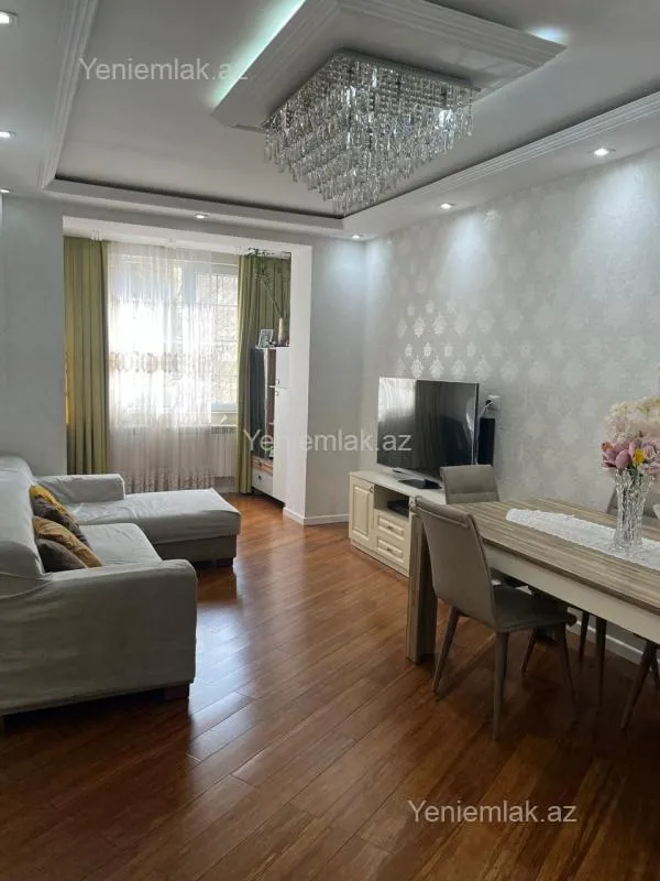 Satılır 4 otaqlı köhnə tikili 100 m²