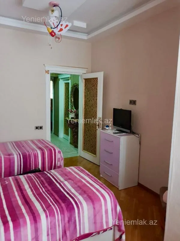 Satılır 3 otaqlı köhnə tikili 115 m²