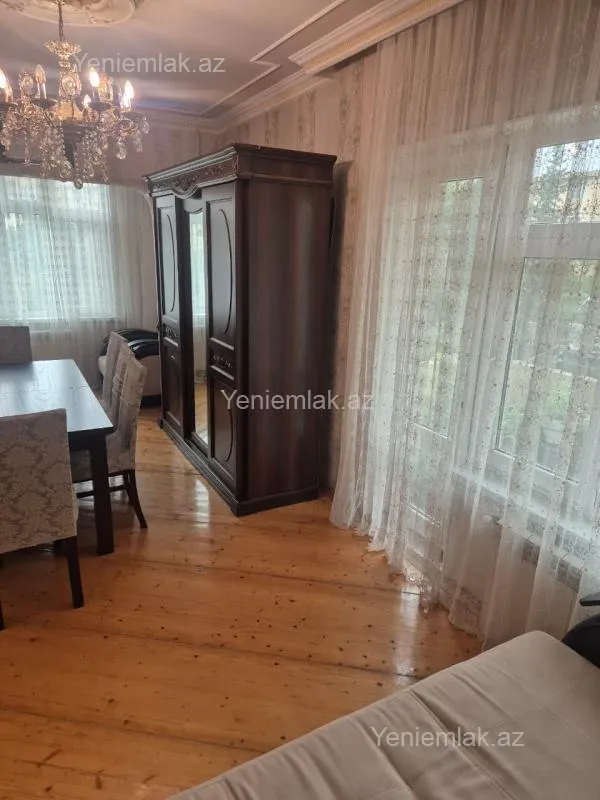 Satılır 4 otaqlı köhnə tikili 105 m²