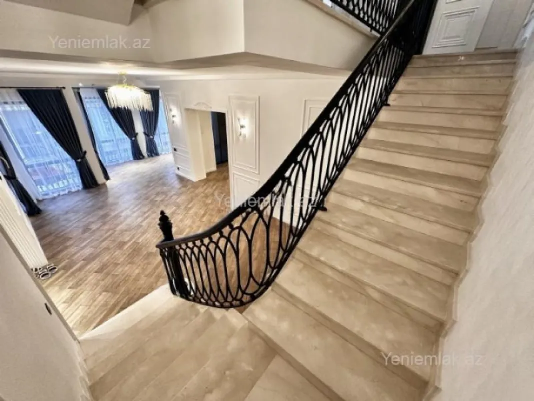 Satılır 7 otaqlı həyət evi 360 m²