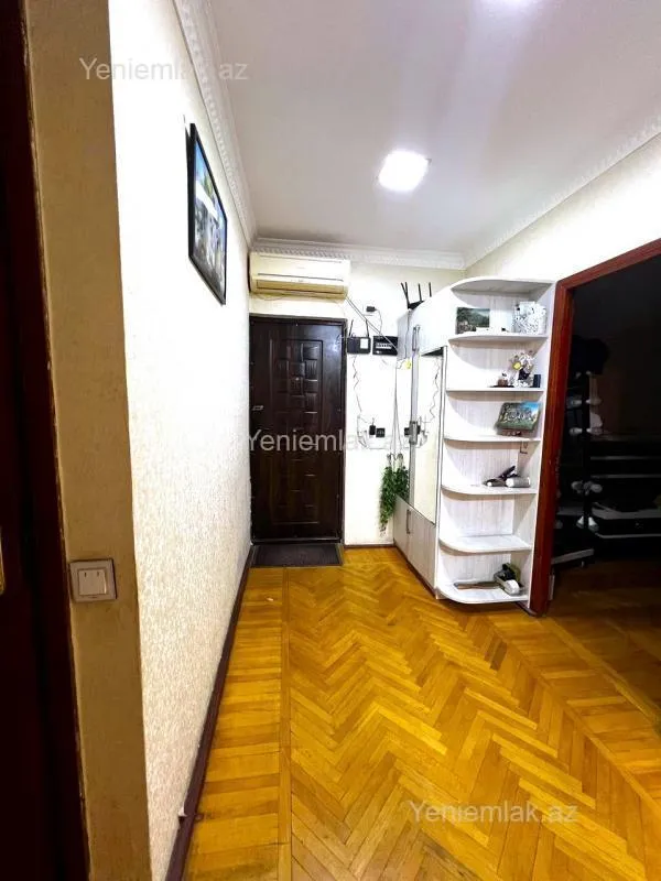 Satılır 5 otaqlı köhnə tikili 130 m²