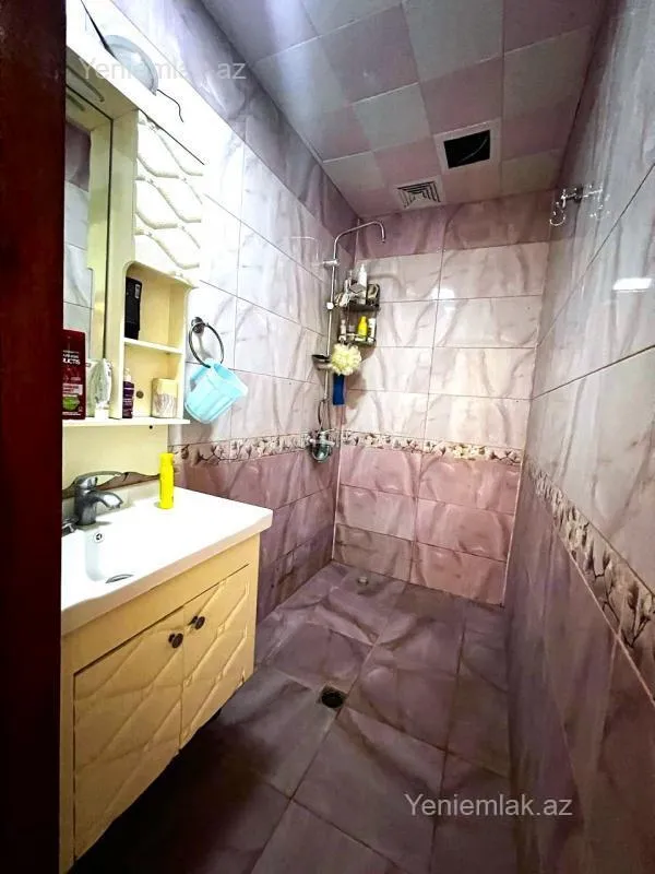 Satılır 5 otaqlı köhnə tikili 130 m²