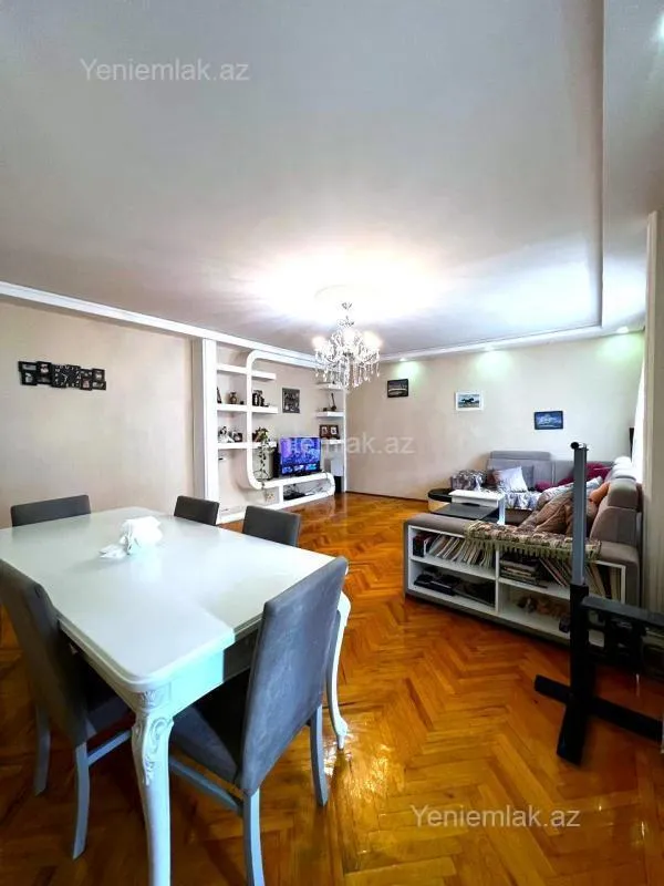Satılır 5 otaqlı köhnə tikili 130 m²