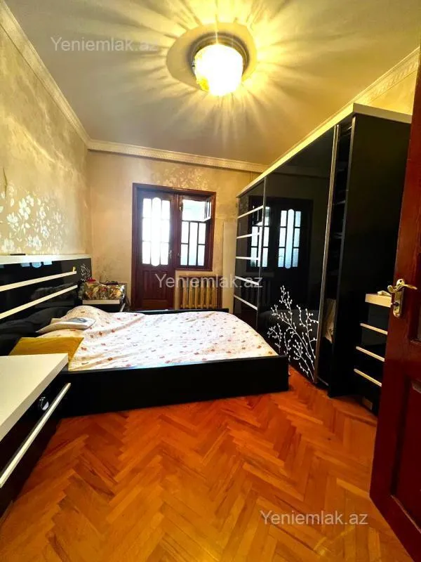 Satılır 5 otaqlı köhnə tikili 130 m²