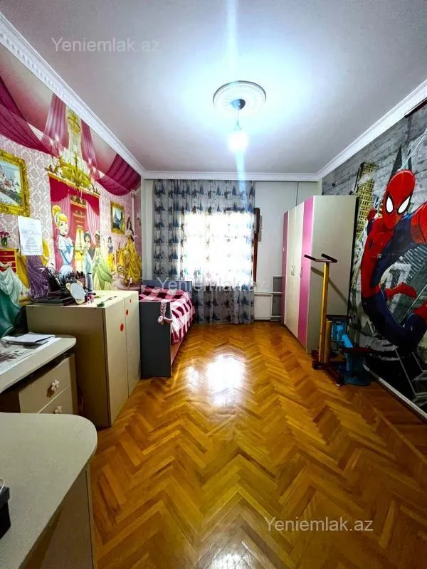 Satılır 5 otaqlı köhnə tikili 130 m²