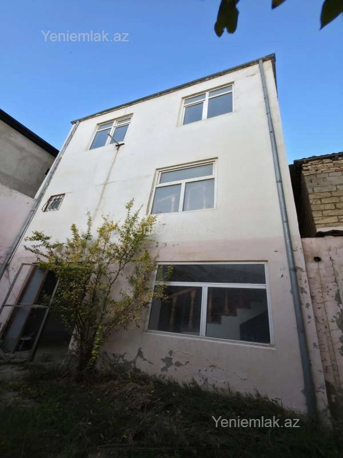 Satılır 10 otaqlı həyət evi 380 m²