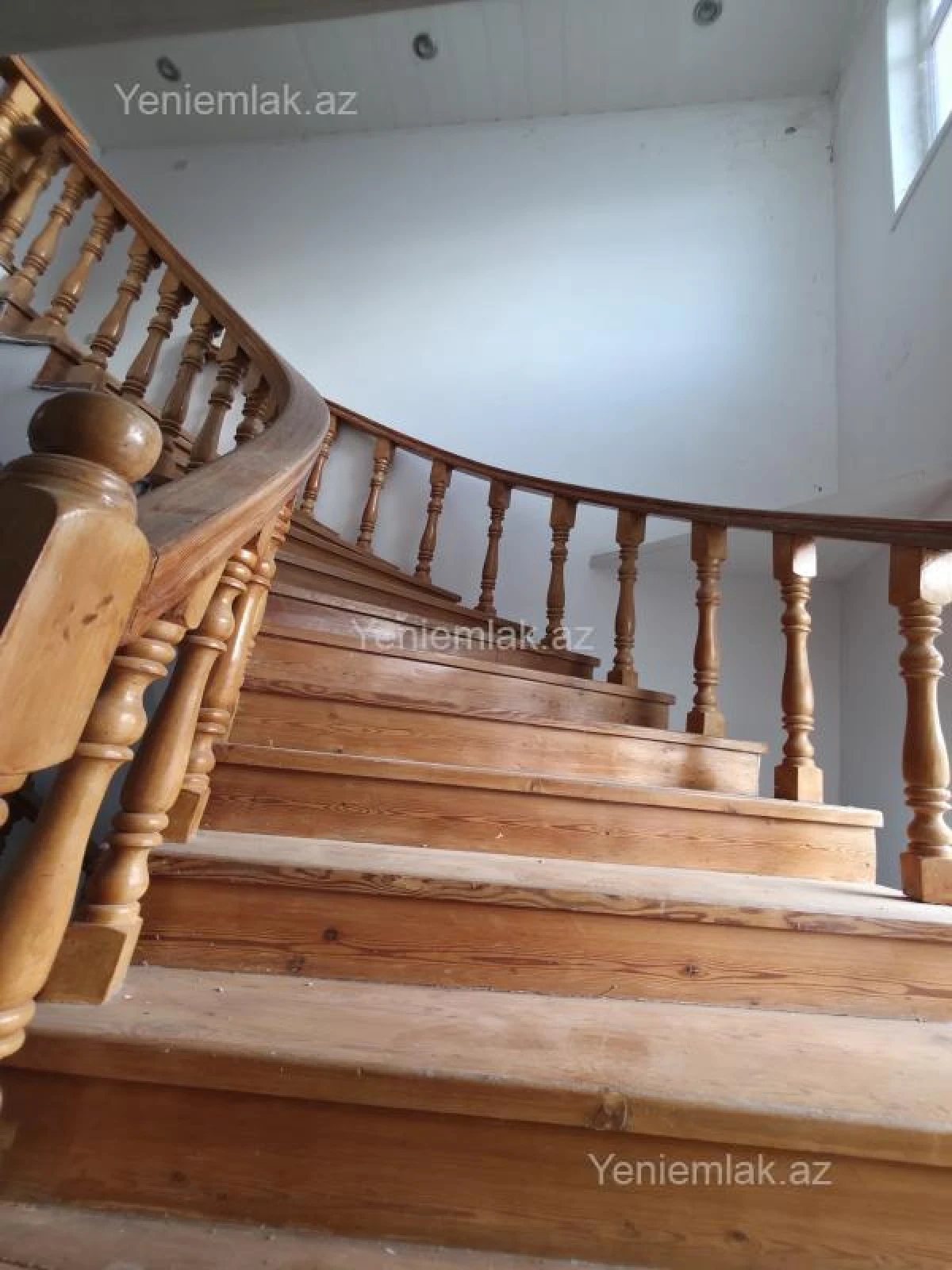 Satılır 10 otaqlı həyət evi 380 m²