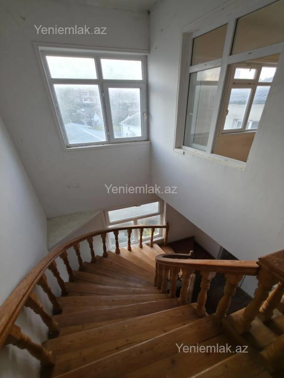 Satılır 10 otaqlı həyət evi 380 m²