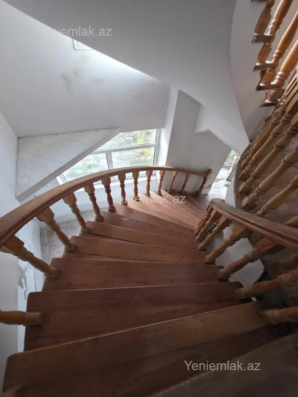 Satılır 10 otaqlı həyət evi 380 m²