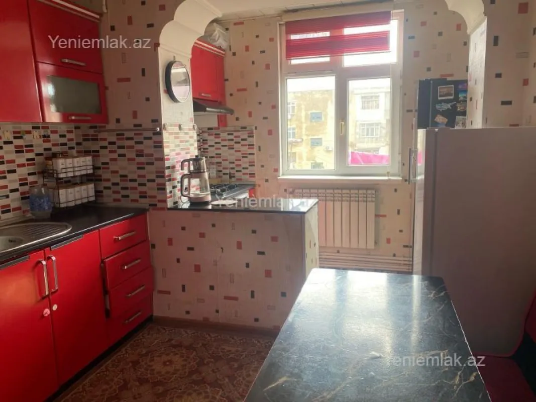 Satılır 4 otaqlı köhnə tikili 100 m²