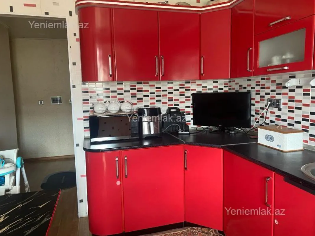 Satılır 4 otaqlı köhnə tikili 100 m²