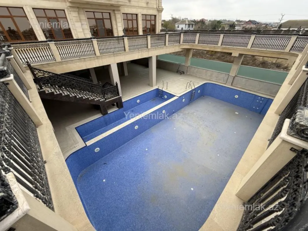 Satılır 16 otaqlı həyət evi 2040 m²