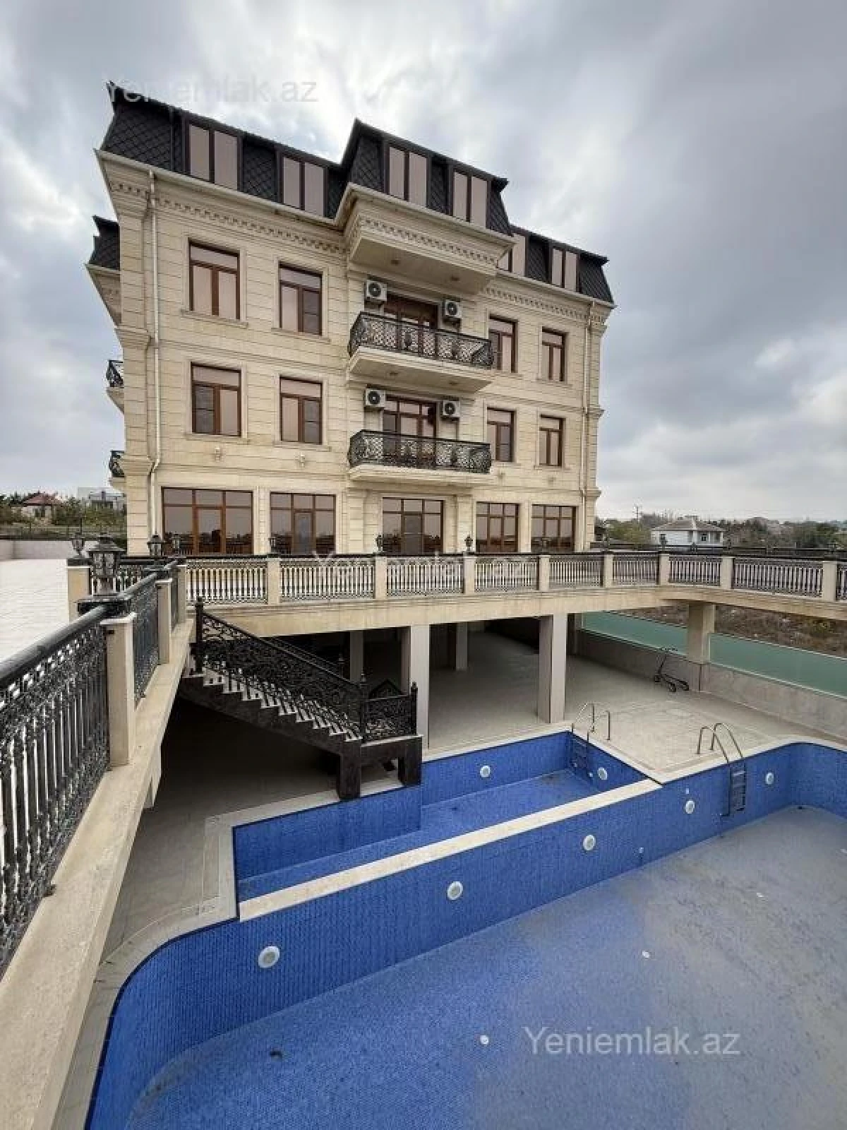 Satılır 16 otaqlı həyət evi 2040 m²