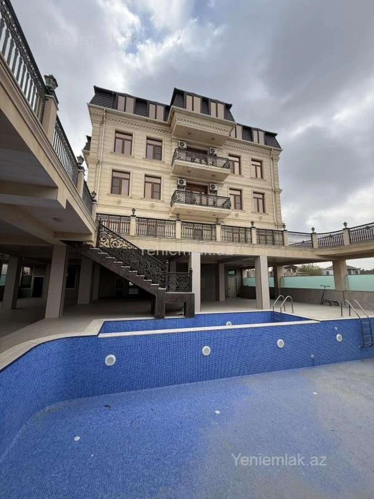 Satılır 16 otaqlı həyət evi 2040 m²