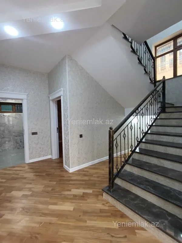 Satılır 6 otaqlı həyət evi 240 m²