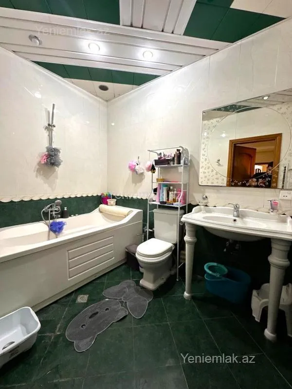 Satılır 3 otaqlı yeni tikili 130 m²