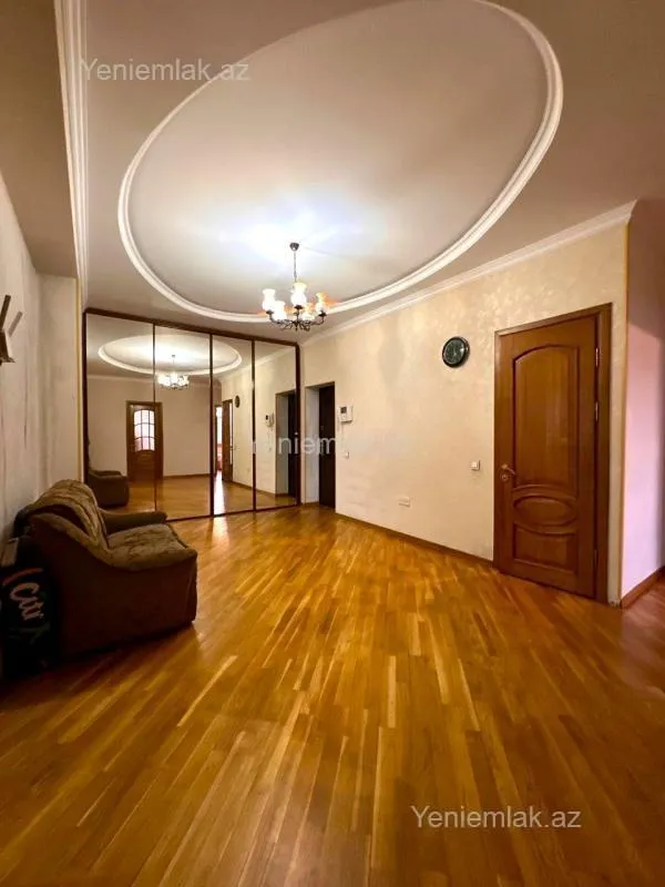 Satılır 3 otaqlı yeni tikili 130 m²