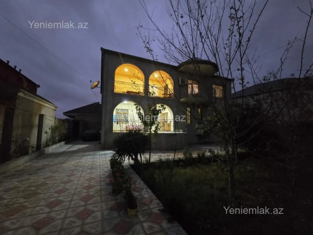 Satılır 8 otaqlı həyət evi 280 m²