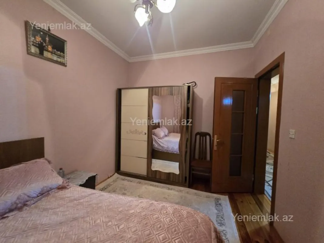 Satılır 8 otaqlı həyət evi 280 m²