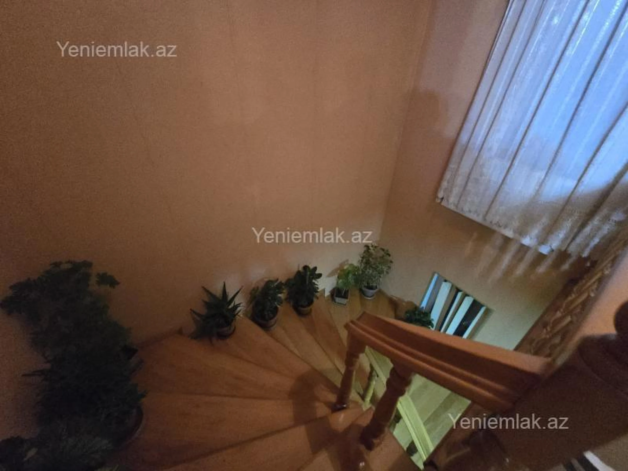 Satılır 8 otaqlı həyət evi 280 m²